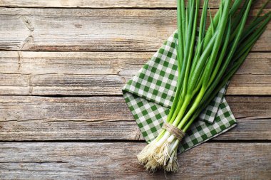 Tahta masada taze taze taze soğanlar, üst manzara. Metin için boşluk