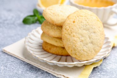 Gri masada lezzetli limonlu kurabiyeler, yakın plan.