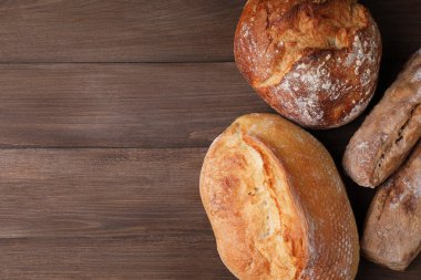 Ahşap masada farklı ekmek türleri, düz yatıyordu. Metin için boşluk