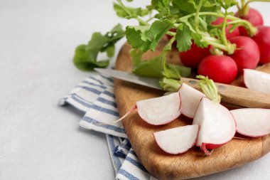 Açık gri masada taze taze turplar, yakın plan. Metin için boşluk
