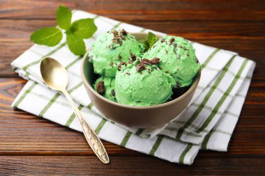 Nefis naneli çikolatalı dondurma, kaşık ve havlu ahşap masada, yakın plan.