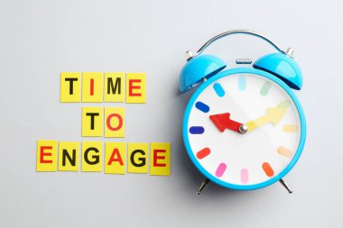 Açık gri arkaplan, düz yatar ve alarm saati bağlanma zamanı