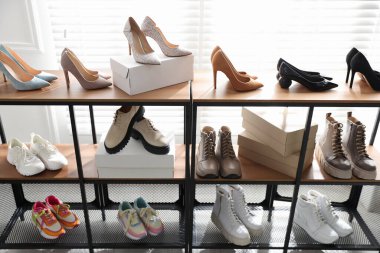 Mağazada farklı ayakkabılar olan ayakkabı deposu