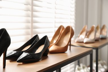 Mağazada farklı ayakkabı depoları var, yakın plan.