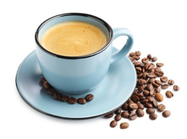 Kahve fincanda, fasulye de beyaz arka planda.