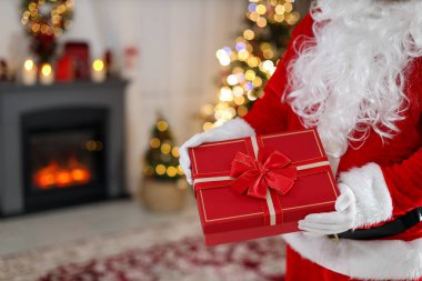 Noel hediyeli Noel Baba içeride, mesaj için yer var. Bokeh etkisi