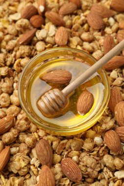 Bir kase bal ve fındıklı mısır gevreği. Yakın plan.