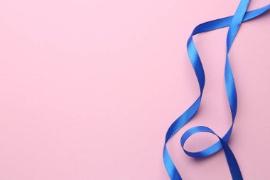 Pembe arka planda güzel mavi kurdele, düz yatıyordu. Metin için boşluk