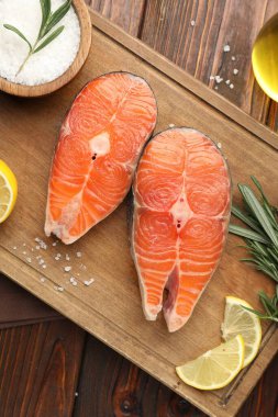 Baharatlı ve limonlu somon filetosu, ahşap masa, üst manzara.