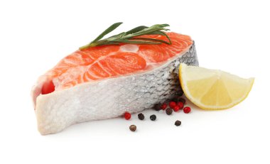 Baharatlı ve limonlu somon filetosu.