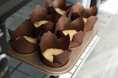 Kek yapıyorum. Fırında hamurlu kek tepsisi, yakın plan.