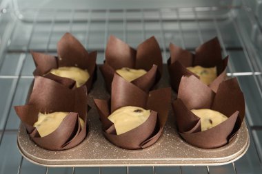 Kek yapıyorum. Fırında hamurlu kek tepsisi, yakın plan.