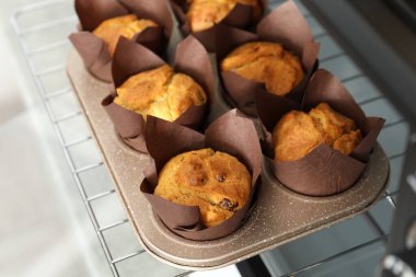 Lezzetli kekler fırında pişiyor, yakından görülüyor.