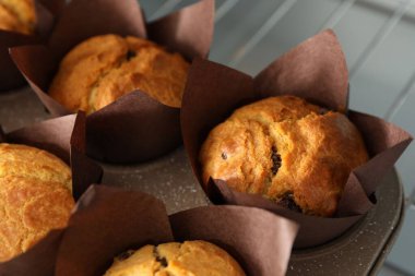Lezzetli kekler fırında pişiyor, yakından görülüyor.