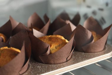 Lezzetli kekler fırında pişiyor, yakından görülüyor.