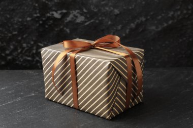 Siyah desenli masadaki güzel hediye kutusu, yakın plan.