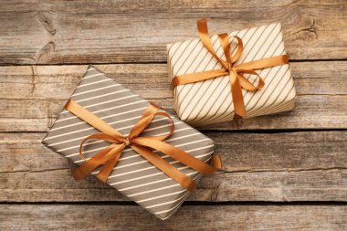 Güzel paketlenmiş hediyeler ahşap masada, düz yatıyordu.