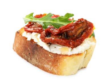 Krem peynirli nefis bruschetta, güneşte kurutulmuş domates ve beyaz üzerine izole edilmiş roka.