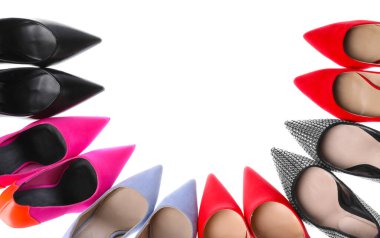 Farklı güzel ayakkabılar. Beyaz, üst manzara.