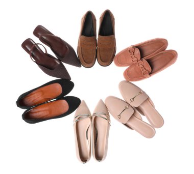 Farklı güzel ayakkabılar. Beyaz, üst manzara.