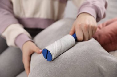 Kadın temizleme yastığı evde pamuklu rulo ile, yakın çekim