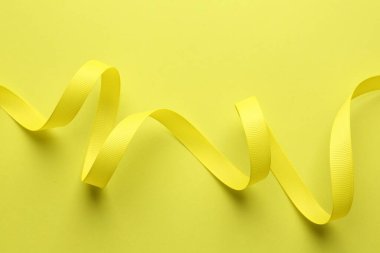 Sarı arkaplanda şık bir kurdele, üst görünüm