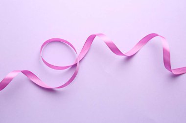 Menekşe arkaplanda parlak pembe kurdele, üst görünüm