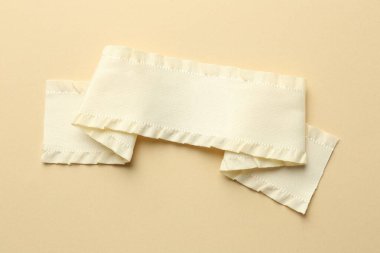 Bej arkaplanda şık bir kurdele, üst görünüm