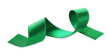 Beyaza izole edilmiş zarif bir yeşil kurdele.