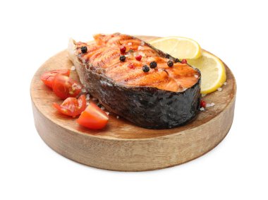 Lezzetli ızgara somon bifteği, limon, baharat ve domates.