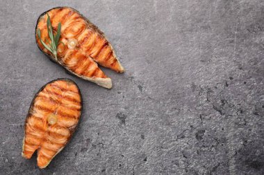 Gri masada biberiyeli ızgara somon bifteği. Metin için boşluk