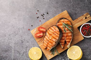 Limonlu, domatesli ve biberiyeli ızgara somon bifteği. Metin için boşluk