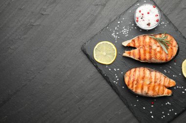 Siyah masada limonlu ızgara somon bifteği. Metin için boşluk