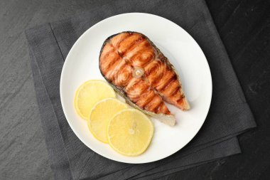 Siyah masada limonlu ızgara somon bifteği.