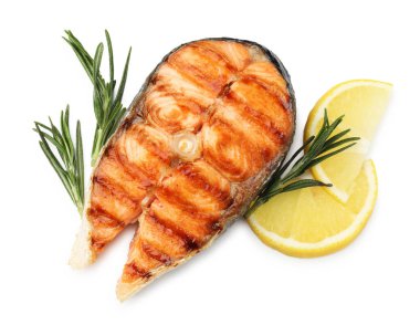 Lezzetli ızgara somon bifteği, biberiye ve limon beyaza izole edilmiş.