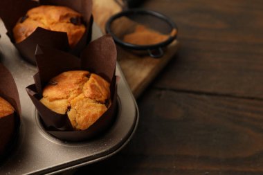 Tahta masada kuru üzümlü lezzetli kekler, yakın plan. Metin için boşluk