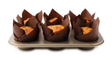 Beyaz üzerine kuru üzümlü lezzetli kekler.