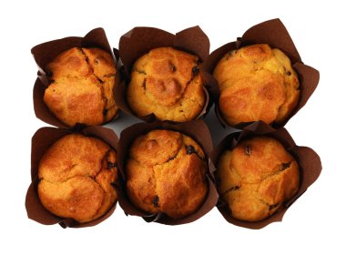 Kuru üzümlü lezzetli çörekler beyaz, üstten görünüyor.