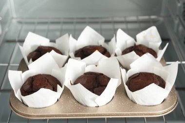 Lezzetli çikolatalı kekler fırında pişiyor, yakın plan.