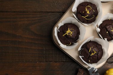 Tahta masada limon aromalı lezzetli çikolatalı kekler. Metin için boşluk