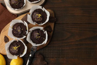 Lezzetli çikolatalı kekler, limon aromalı ve ahşap masa soyuculu, düz bir yatak. Metin için boşluk