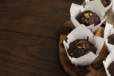 Tahta masada limon aromalı lezzetli çikolatalı kekler, yakın plan. Metin için boşluk