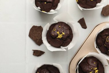 Beyaz fayanslı masada limon aromalı lezzetli çikolatalı kekler.