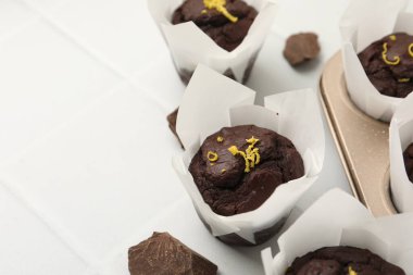 Beyaz masada limon aromalı lezzetli çikolatalı kekler, yakın plan. Metin için boşluk