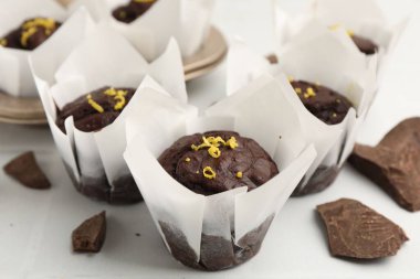 Beyaz masada limon aromalı lezzetli çikolatalı kekler, yakın plan.