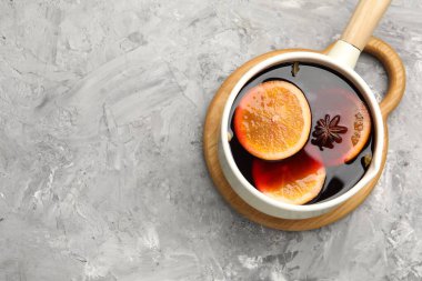 Gri desenli masada, tencerede leziz bir şarap, üst manzara. Metin için boşluk