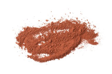 Beyaz üzerine izole edilmiş kahverengi kakao tozu.
