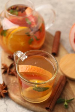 Gri masada meyveli, nane ve baharatlı Aromatik çay, yakın plan.