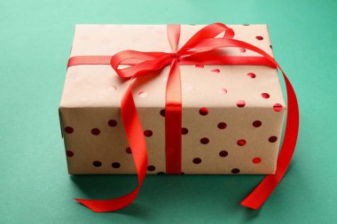 Yeşil arka planda güzel bir hediye kutusu, yakın plan.