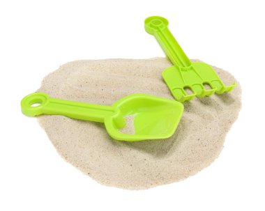 Parlak çocukların plaj oyuncakları ve beyaz kumsalda izole edilmiş kum.